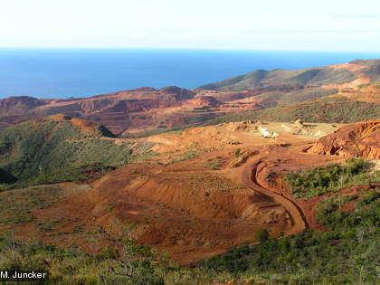 Mine sur la côte Est L’exploitation du nickel se fait à ciel ouvert. Les sols sont donc décapés et la végétation, totalement détruite.