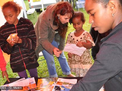 Foire des produits de Yaté le 8 juin 2013 Apprendre en s'amusant, c'est l'objectif de l'atelier "cocotte en papier"