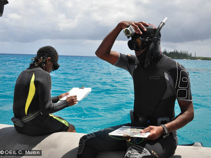 Une fois sur le récif, Narcis s'équipe d'une petite caméra qui lui permettra de filmer les fonds sous-marins