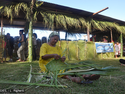 Atelier tressage en face des stands d'information.