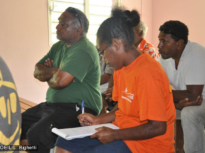 Elodie Tikouré, prenant des notes durant la réunion