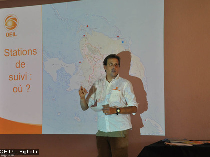 Matthieu Juncker, directeur de l'OEIL récapitulant les stations choisies par les participants